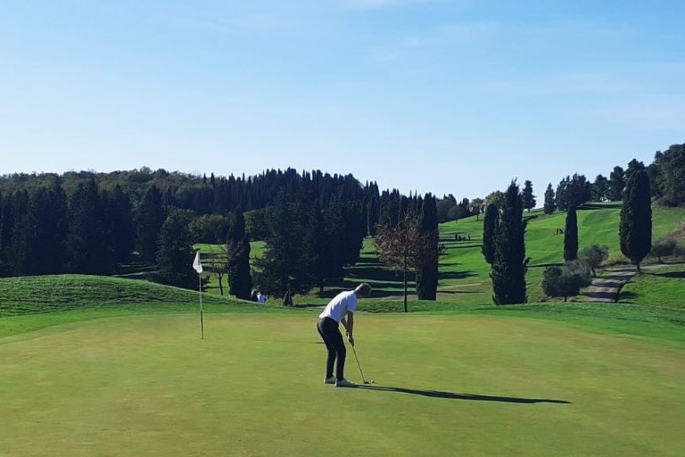Golf i Toscana med havsutsikt