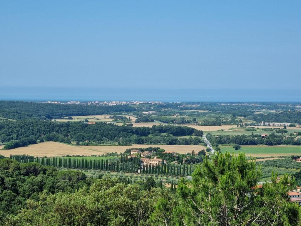 Panorama med havsutsikt från stenhus i Toscana