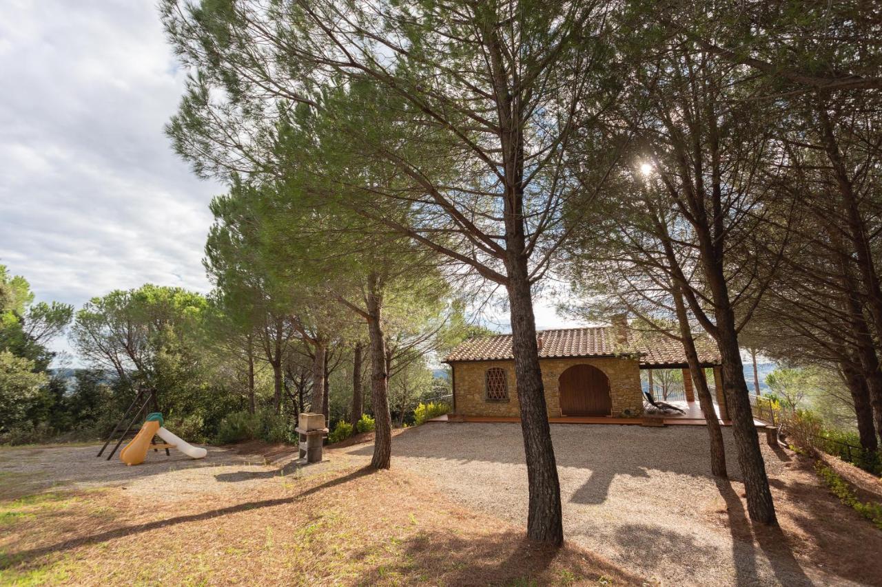 Park med lekplats vid stenhus i Toscana